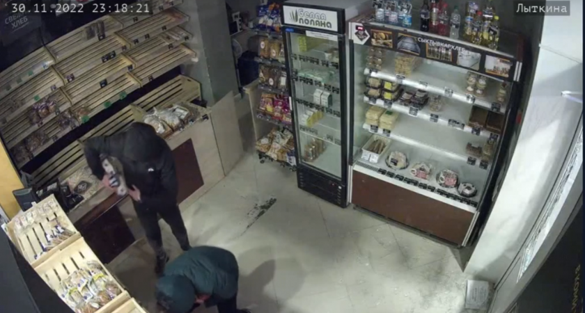 В Сыктывкаре подростки ночью вынесли из магазина торт, выпечку и деньги