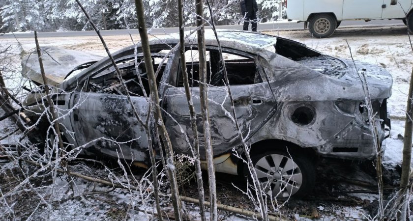 На трассе Сыктывкар - Ухта Kia врезалась в дерево и сгорела