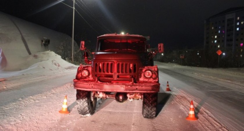 В Коми многотонный грузовик сбил женщину и ребенка