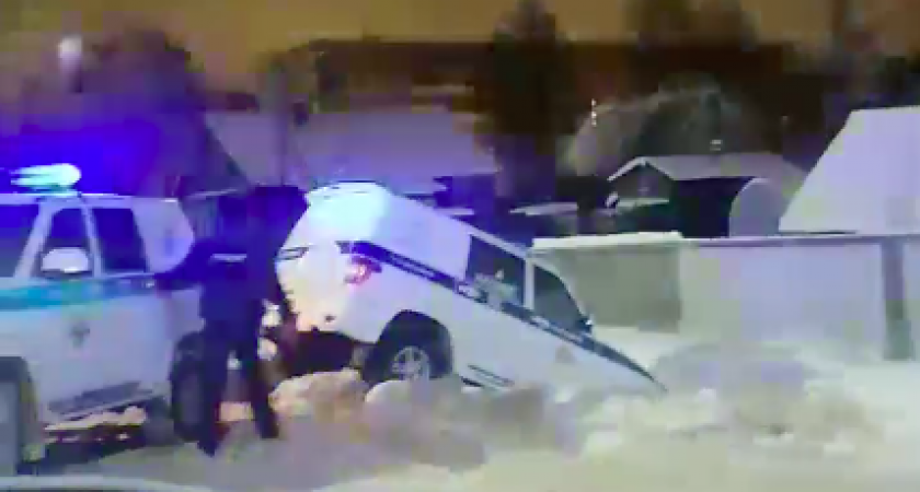 В Сыктывкаре машина полиции вылетела в кювет и попала на видео