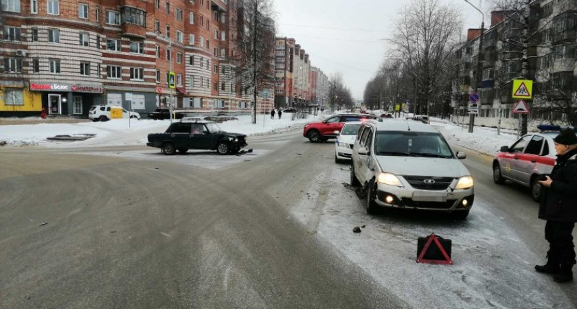 На перекрестке в Сыктывкаре столкнулись "семерка" и "Ларгус"