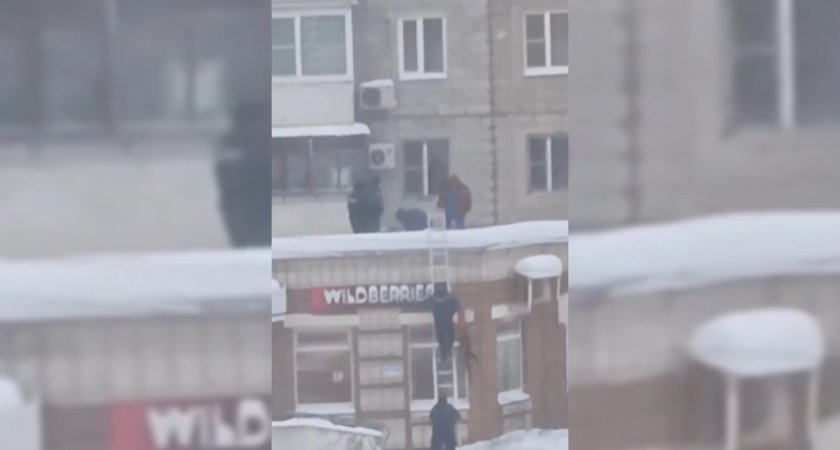 В Сыктывкаре из окна многоэтажного дома выпал мужчина