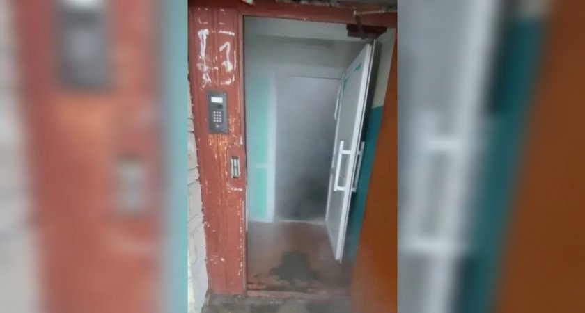 "Вода по щиколотку": в сыктывкарском жилом доме прорвало трубу и затопило весь подъезд