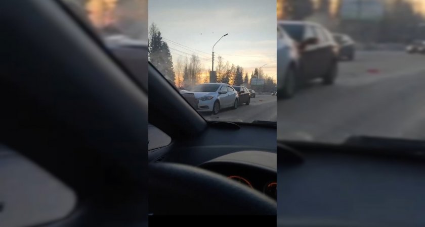 В Сыктывкаре столкнулись сразу четыре автомобиля и образовали "паровозик"