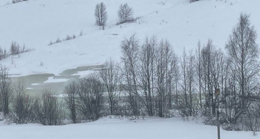 В Коми посреди зимы появились огромные "реки" странного цвета