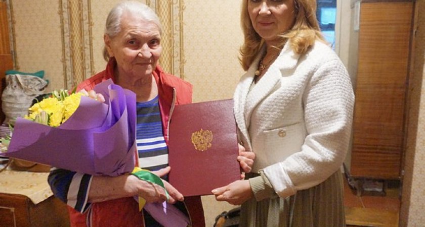 90-летнюю сыктывкарку поздравили от имени президента России