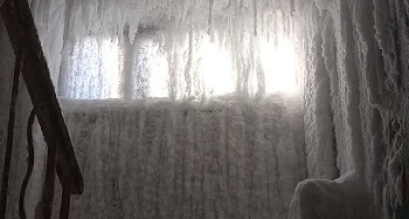 Жильцы общежития с обледеневшими подъездами в Коми задолжали за ЖКХ 14 миллионов рублей