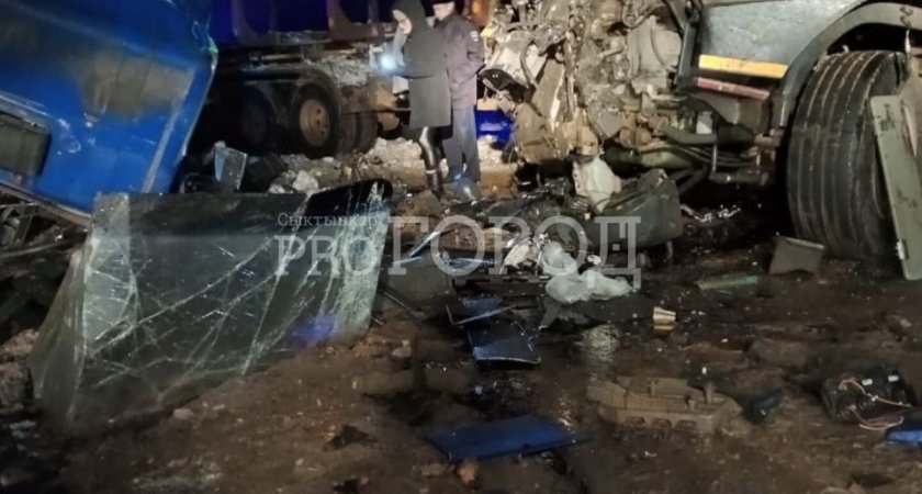 Под Сыктывкаром столкнулись два большегруза: один водитель погиб на месте