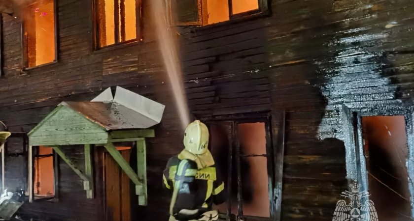 Появились подробности возгорания деревянного дома в Сыктывкаре