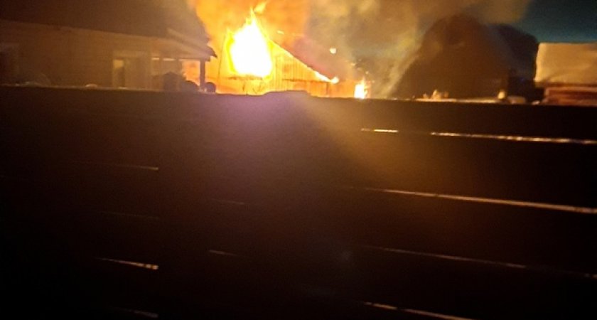 На Дырноских дачах Сыктывкара горела баня: пожарные тушили огонь два часа