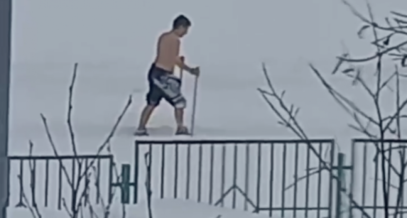 В Коми ученик в одних шортах катался на лыжах на школьном стадионе