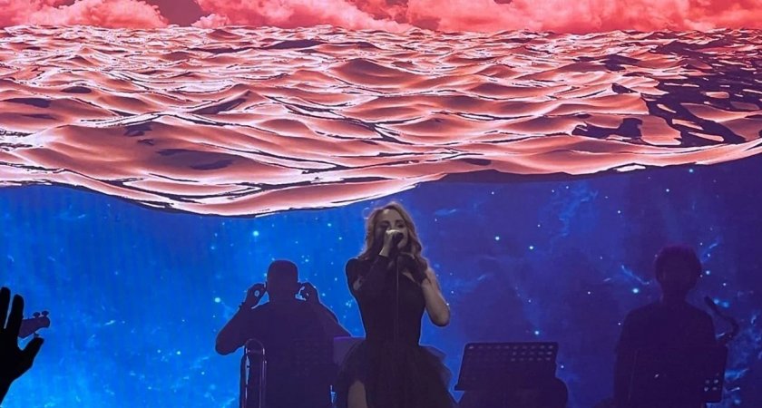 Певица Максим на концерте в Сыктывкаре спела на сцене вместе со зрителями