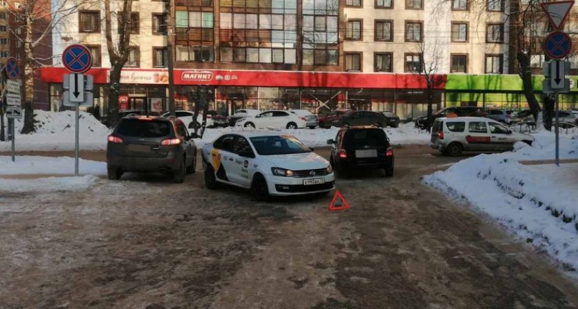 В Сыктывкаре произошла авария с машиной такси, пострадал человек