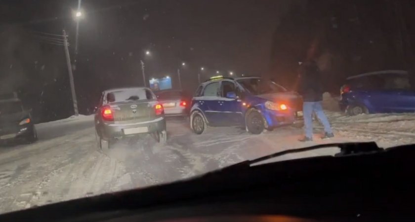 В Сыктывкаре водитель иномарки вылетел на встречку и устроил крупное ДТП