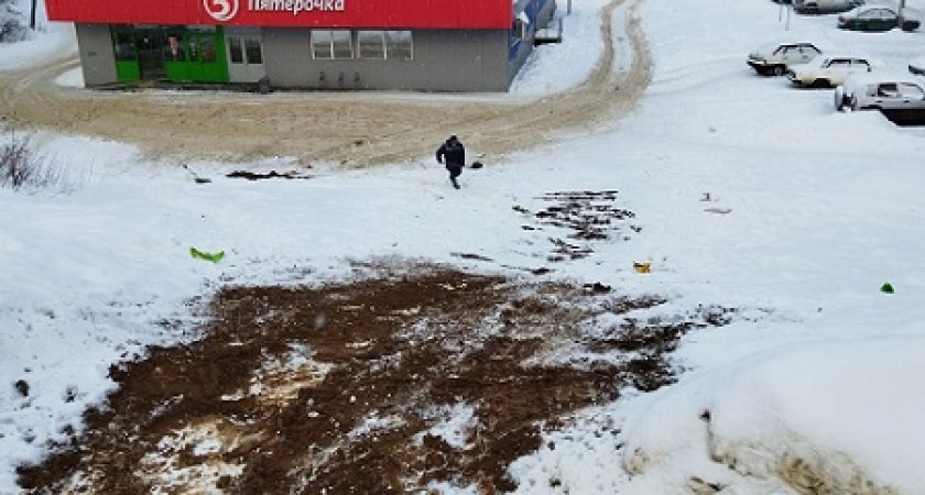 Опасную горку, где две сыктывкарки на ватрушке врезались в авто, засыпали песком