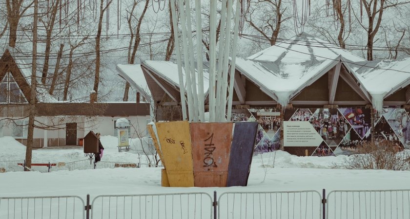 В Сыктывкаре разбирают легендарные старые аттракционы в Кировском парке