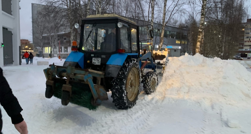 Сыктывкарцам рассказали, куда обращаться, чтобы убрать снег и сугробы