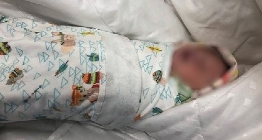 Новорожденному, которого нашли в подъезде в Сыктывкаре, подбирают семью