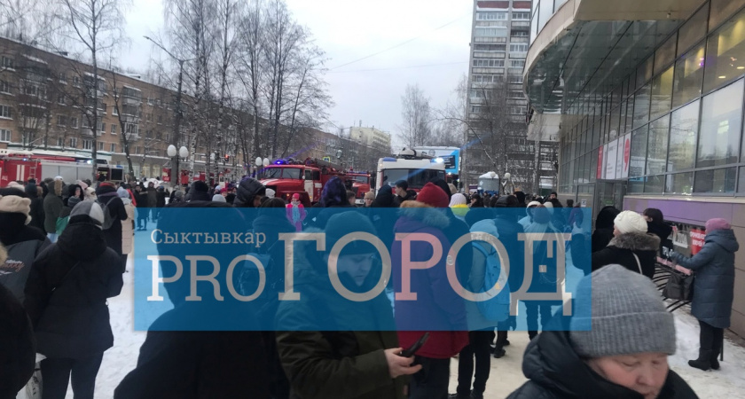 "Говорят, горит продуктовый": в Сыктывкаре оцепили здание торгового центра "Парма"
