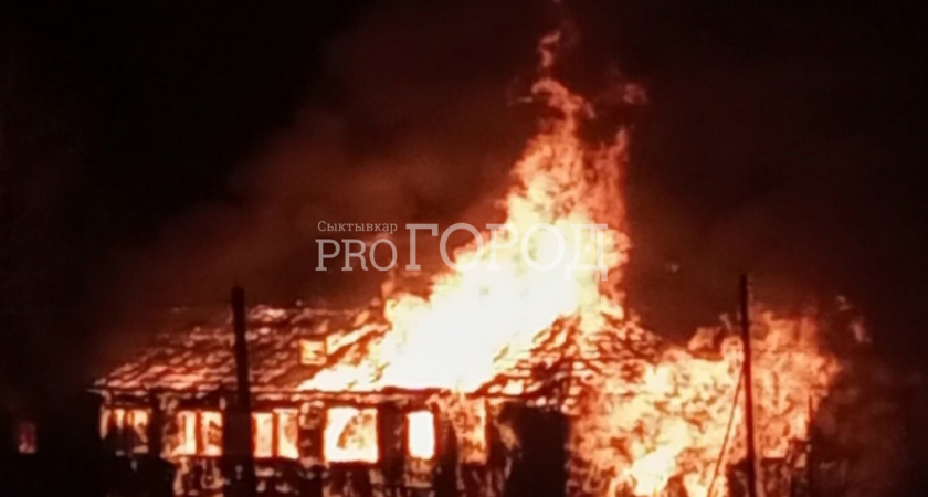 В Сыктывкаре полностью охвачен огнем двухэтажный дом