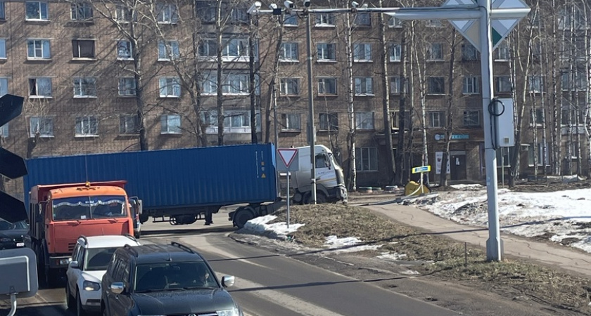 В Сыктывкаре фура вылетела на тротуар и перекрыла дорогу