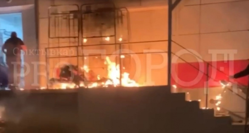 В Сыктывкаре у магазина загорелись тележки