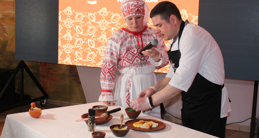 Жителей Коми в День региональной кухни угощали киселем с мороженым и стейком из оленины