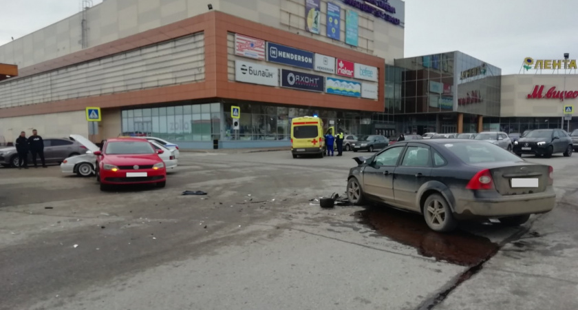 В Сыктывкаре на парковке у "Макси" столкнулись три автомобиля