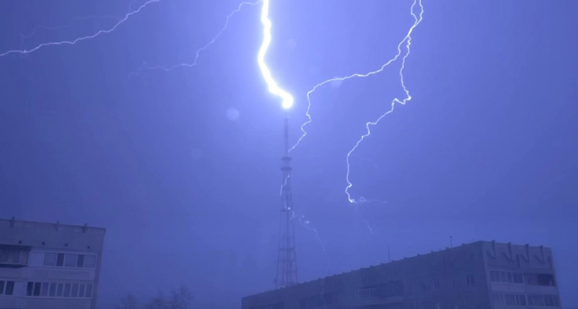 В Сыктывкаре молния попала в телевышку в Орбите