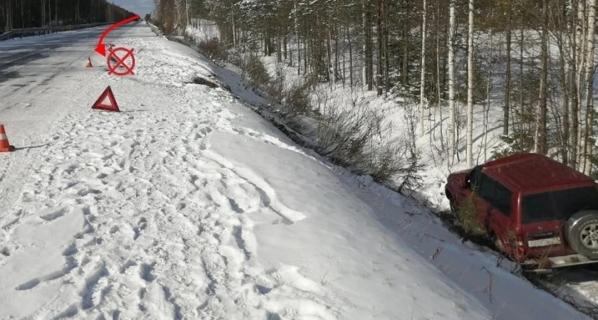 На заснеженной трассе в Коми опрокинулся внедорожник