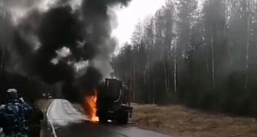 На трассе Сыктывкар—Ухта в районе деревни Кошки полыхал лесовоз