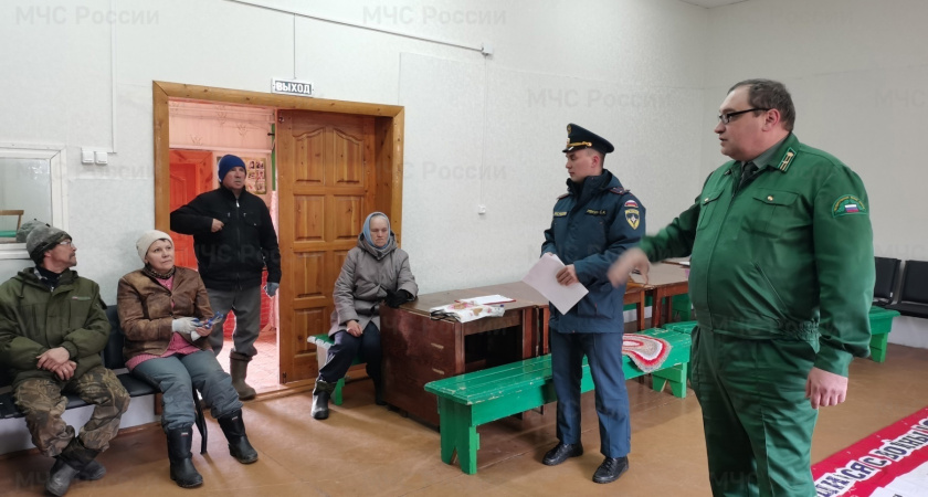 Сотрудники МЧС встретились с жителями деревни в Удорском районе