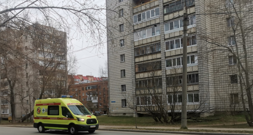 Выяснилось состояние девочки, которая выпала из окна в Сыктывкаре