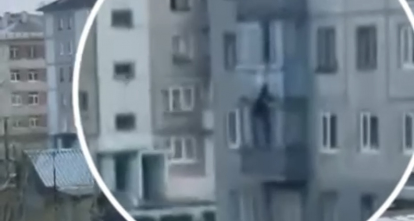 В Коми пытались поймать девочку, повисшую на балконе дома