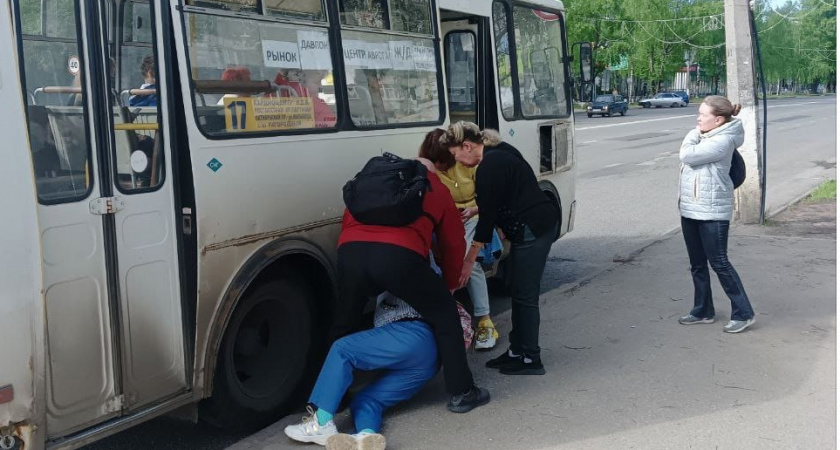 В Сыктывкаре руку пассажирки автобуса зажало дверьми