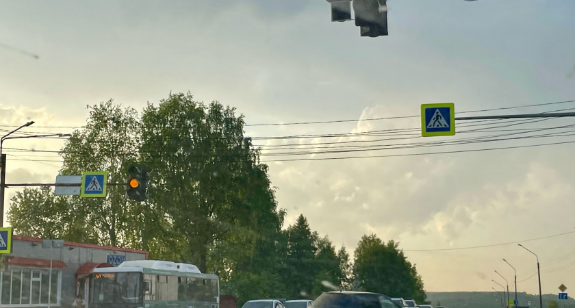 В Коми водитель шёл на обгон и врезался во встречную машину