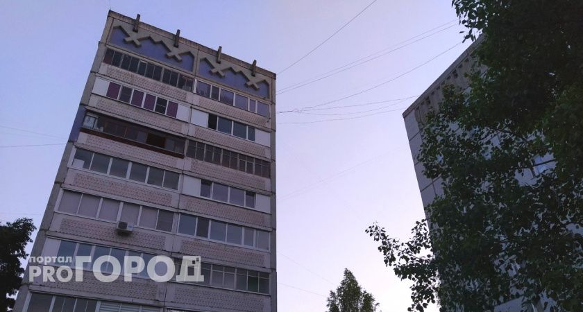 В Сыктывкаре девочка выпала из окна многоэтажки и погибла