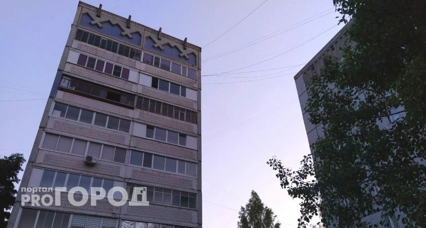 В Коми пьяный мужчина выбросил мебель с балкона прямо на иномарку