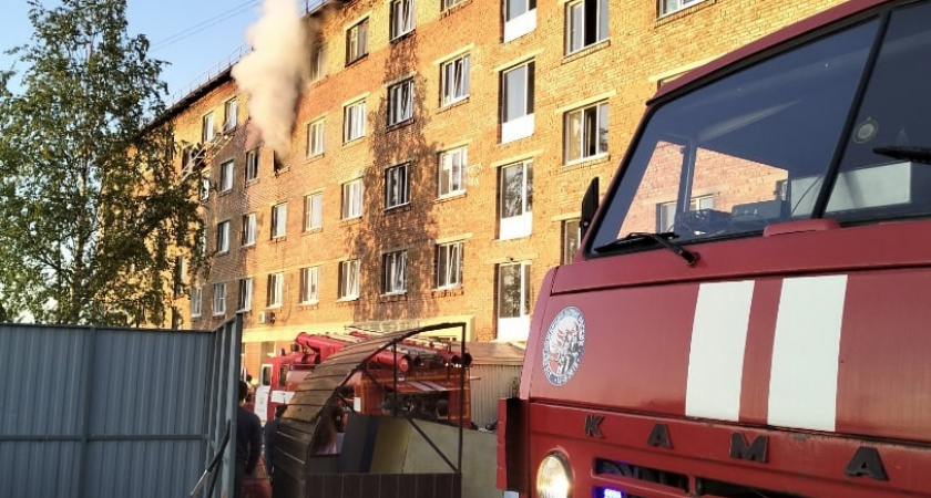 При пожаре в Выльгорте эвакуированы 50 человек, двое спасены