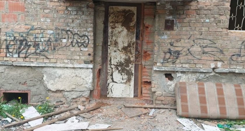 В Сыктывкаре закрыли доступ в заброшенное здание напротив бани №4, где недавно был пожар