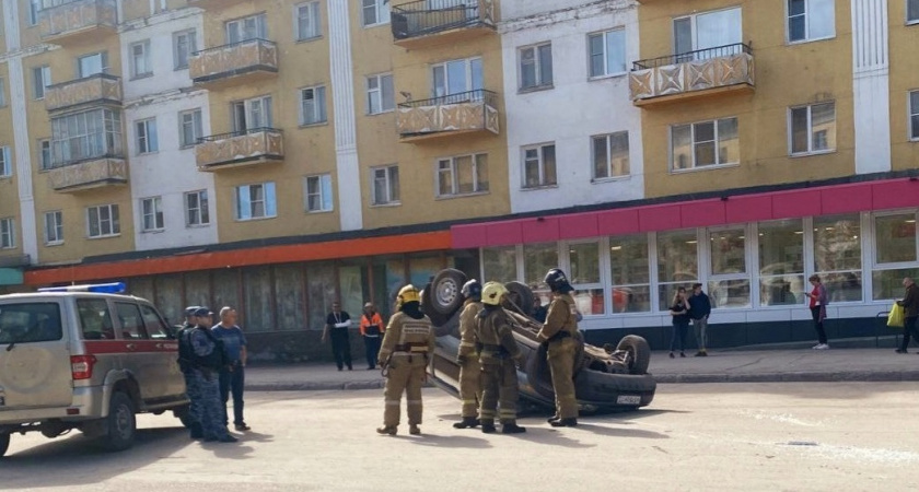 В Коми из-за ДТП перевернулась машина