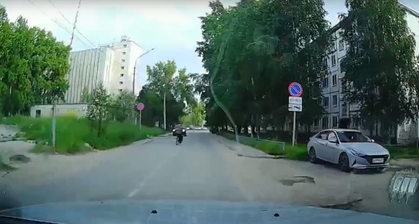 В Сыктывкаре ребенок на велосипеде едва не попал под колеса машины