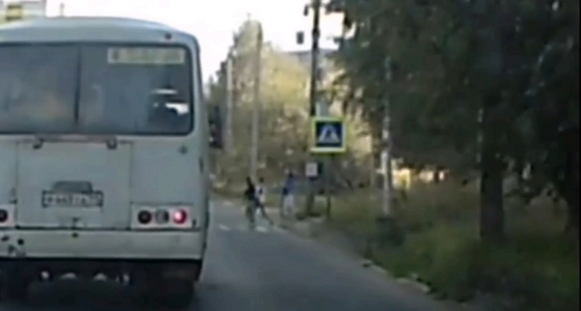 Дети попали под автобус в Сыктывкаре 