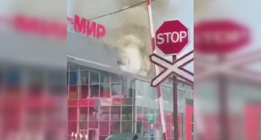 В здании было 75 человек: в Коми произошел пожар в торговом центре