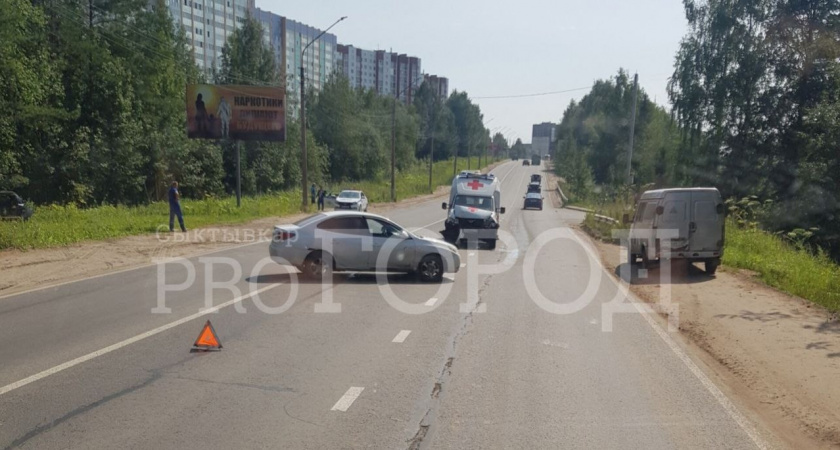 В Сыктывкаре водитель "Рено" не уступил "скорой" и устроил ДТП