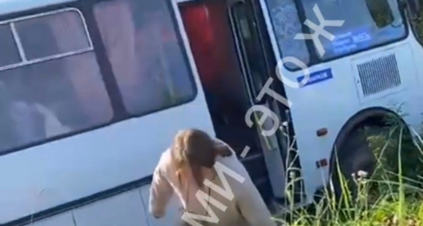 В Коми автобус с пассажирами вылетел с дороги в кювет