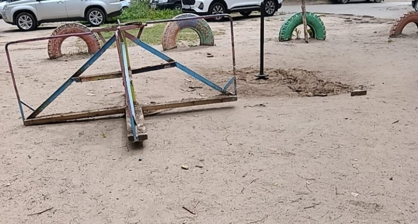 "Народный контроль": в Сыктывкаре снесли детскую площадку, построенную жильцами
