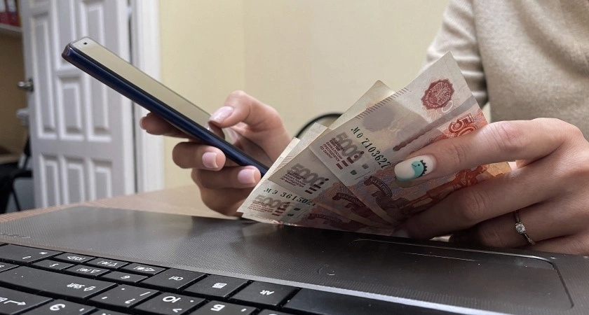 Угрожали и требовали денег: два жителя Коми стали жертвами интим-вымогательства