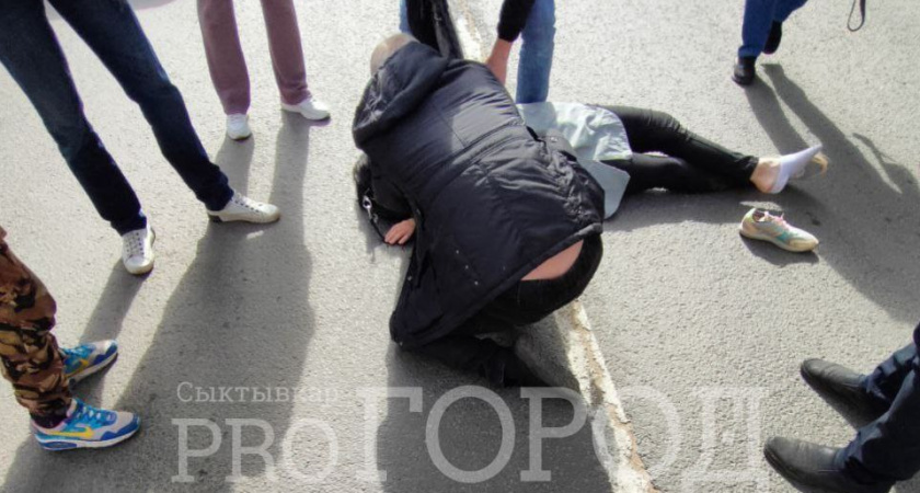 В Сыктывкаре рядом с поликлиникой на улице Карла Маркса сбили женщину