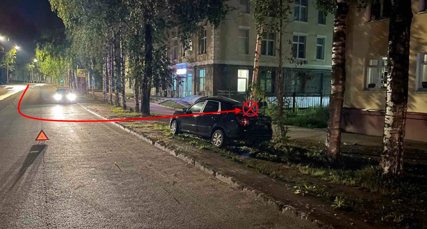 В Сыктывкаре молодая девушка за рулем "Лады" врезалась в дерево